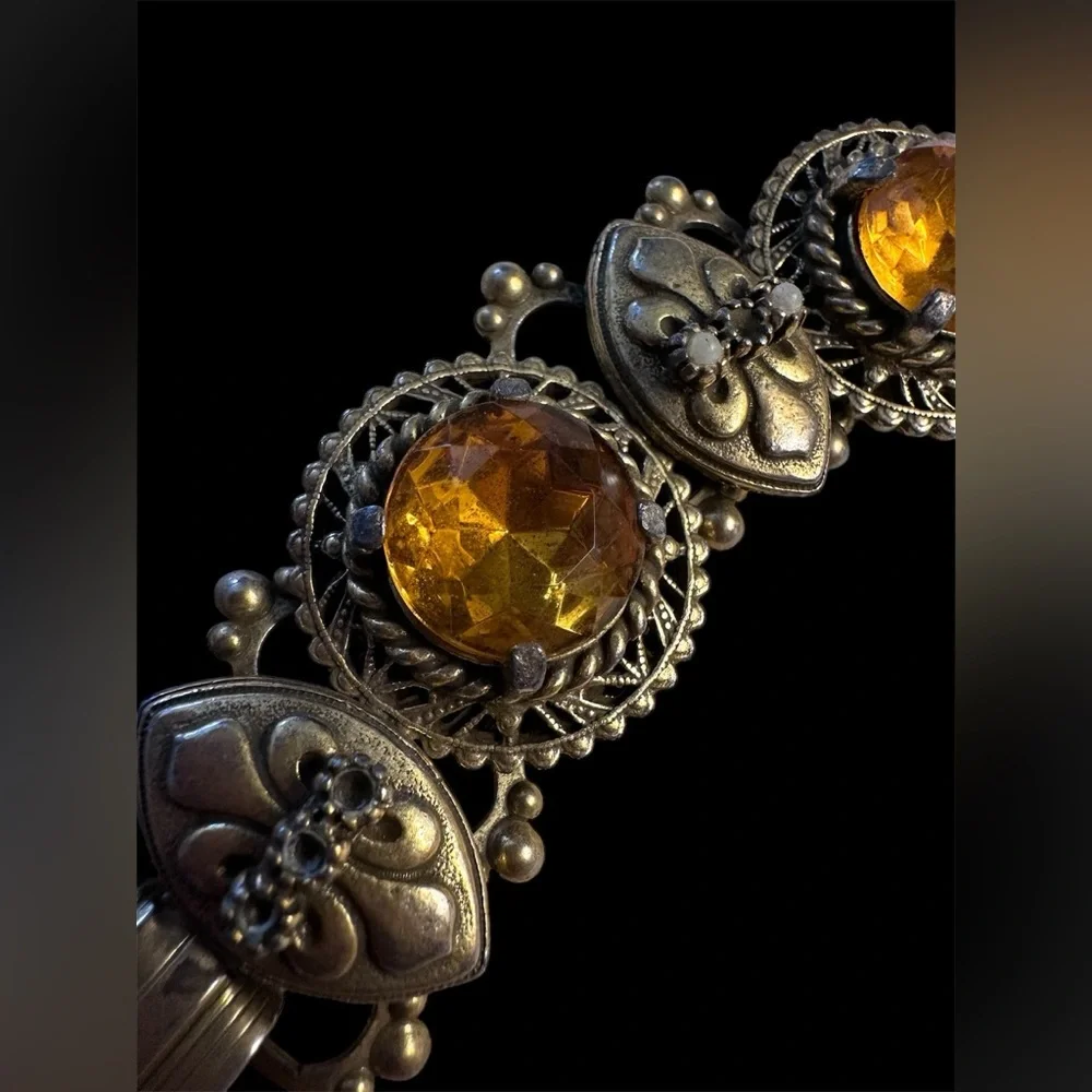 Elegant Vintage Gold-Tone Bracelet with Amber Inspired Accents Read Below